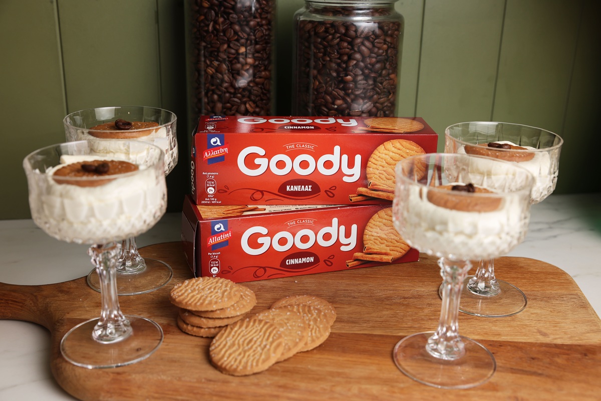 Ατομικά Τιραμισού σε ποτήρι Ατομικά Τιραμισού σε ποτήρι